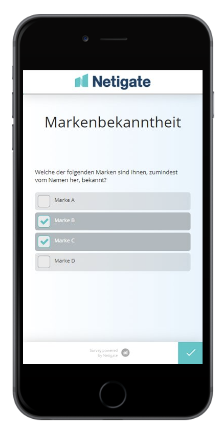 Fragebogen in der Marktforschung auf einem Smartphone