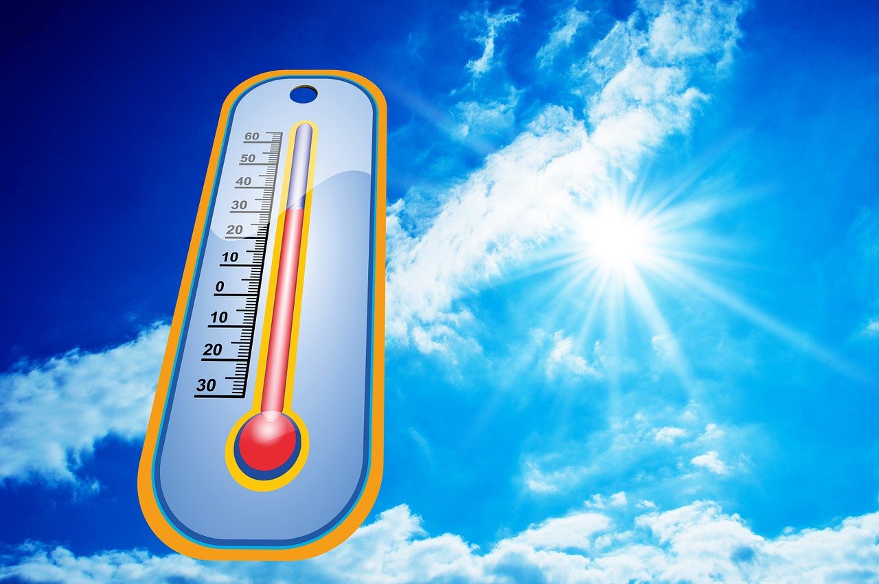 Thermometer bei heißen Temperaturen vor blauem Himmel