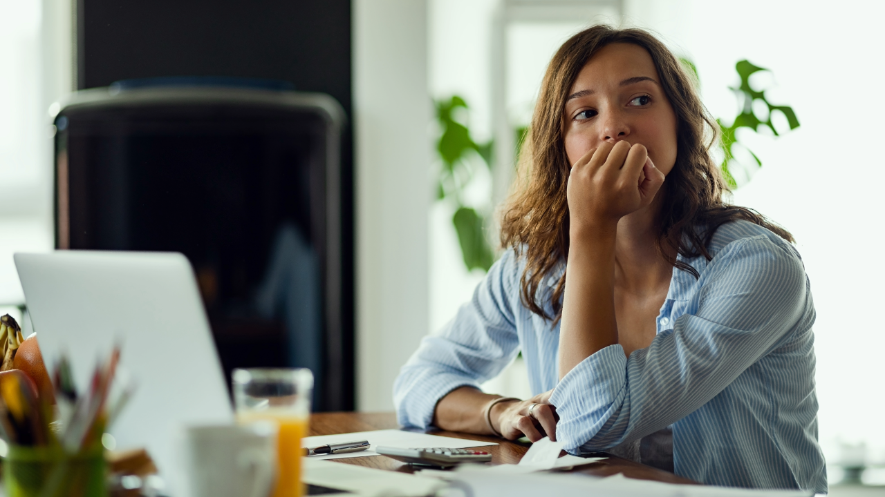 Besorgte Frau am Arbeitsplatz
