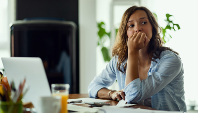 Besorgte Frau am Arbeitsplatz